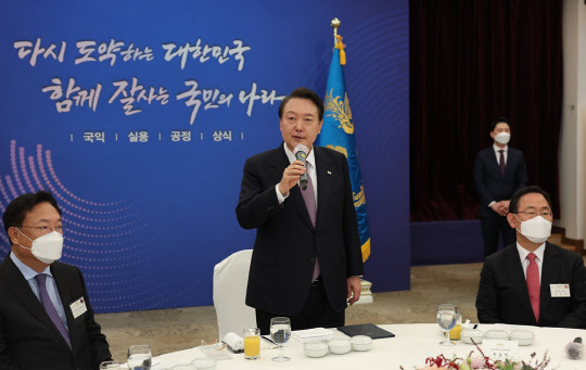 윤석열 대통령이 19일 서울 용산 국방컨벤션센터에서 열린 국민의힘 원외당협위원장 초청 오찬 간담회에서 발언을 하고 있다.<대통령실 제공>